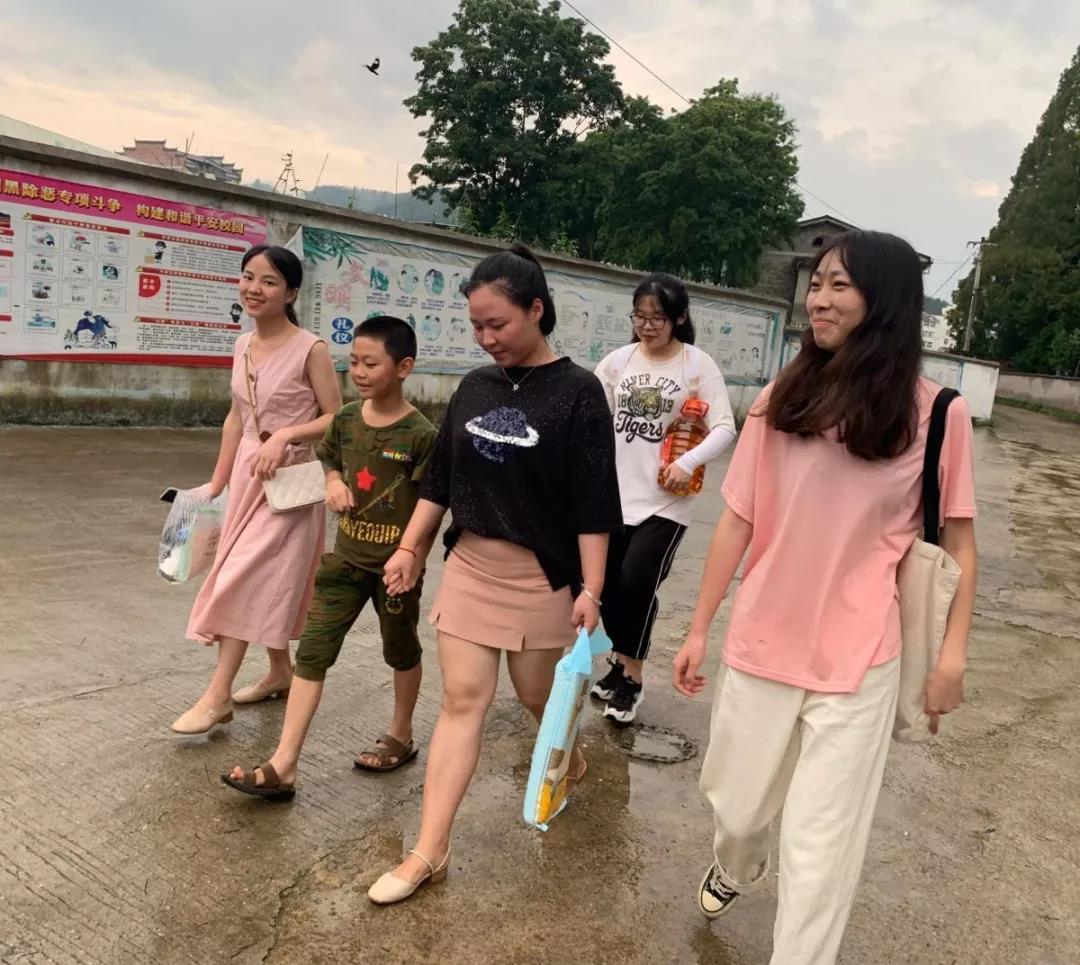 关爱留守儿童和空巢老人实践项目