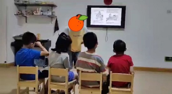 实习生林晓宁给幼儿授课