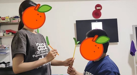 实习生王炜钰指导幼儿试飞竹蜻蜓