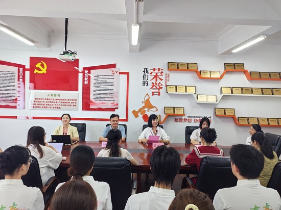 吴丽芳院长介绍“优师班”项目概况