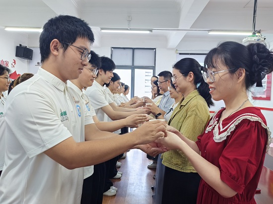 “优师班”学生为指导教师敬茶