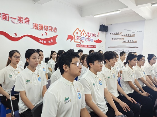 32名“优师班”学生现场认真聆听