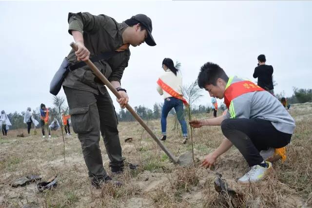 我校青年志愿者参加平潭植树活动